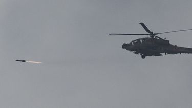 Un helicóptero israelí Apache lanza un misil en dirección de la Franja de Gaza, visto deesdee Israel, el lunes 20 de noviembre de 2023. (AP Foto/Leo Correa)