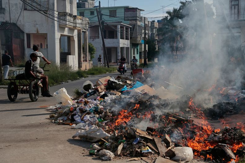 Un montón de basura arde en La Habana, Cuba, el miércoles 17 de junio de 2026. (AP Foto/Jorge Luis Banos)