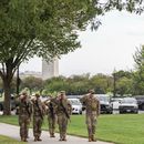 Efectivos de la Guardia Nacional saludan mientras la caravana del presidente Donald Trump pasa en Washington el 20 de septiembre del 2025. (AP foto/Julia Demaree Nikhinson)