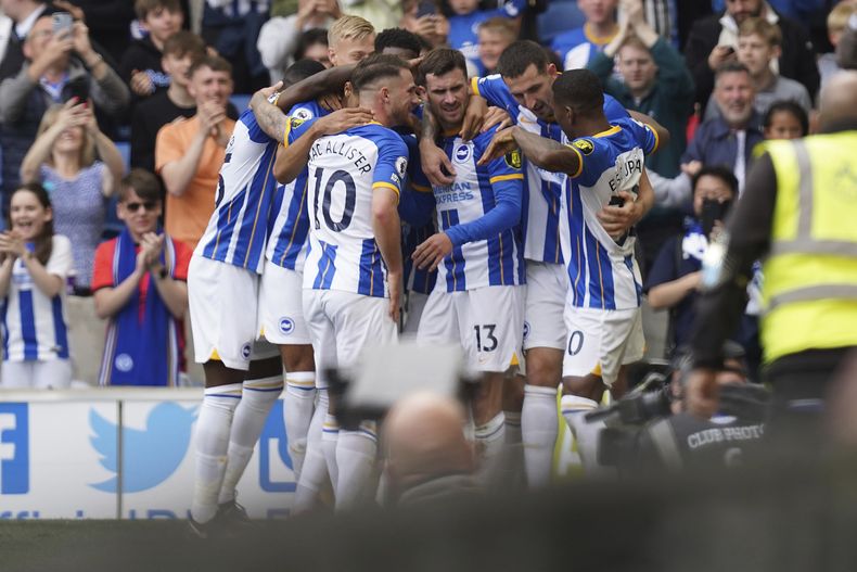 Pascal Gross celebra tras anotar un gol para Brighton en la victoria 3-1 ante Southampton en la Liga Premier inglesa, domingo 21 de mayo de 2023. (Gareth Fuller/PA vía AP)