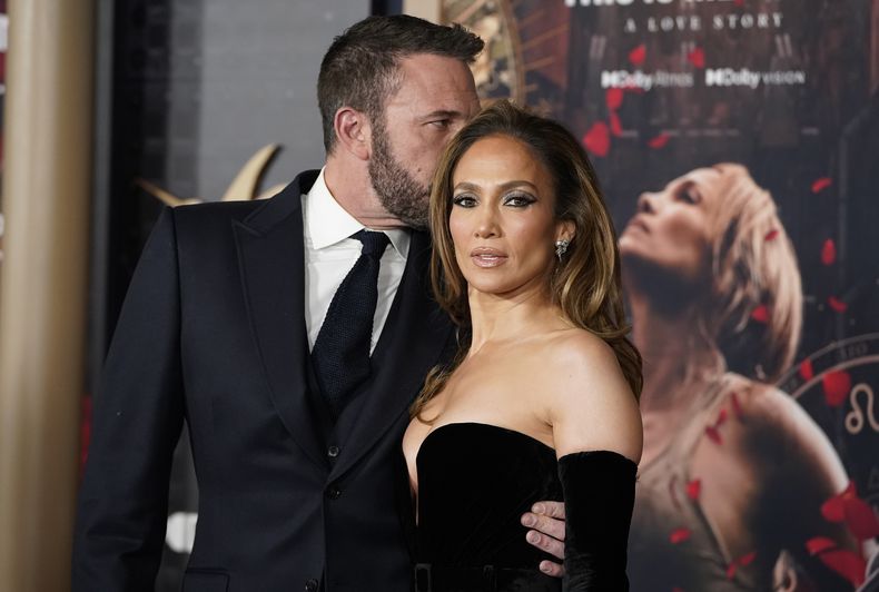 Jennifer Lopez, derecha, y Ben Affleck llegan al estreno de This Is Me... Now: A Love Story el martes 13 de febrero de 2024, en el Teatro Dolby en Los Ángeles. (Foto Jordan Strauss/Invision/AP)