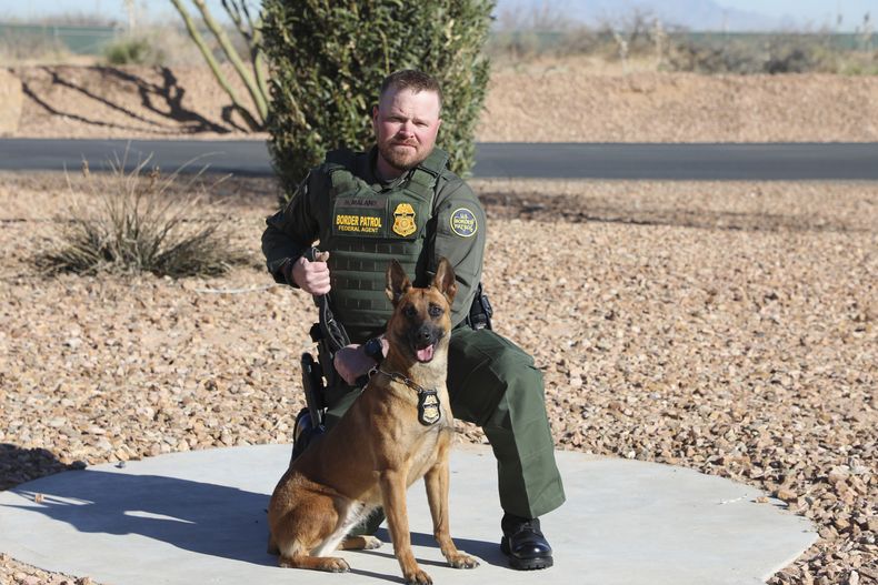 ARCHIVO - En esta foto sin fecha y de ubicación desconocida publicada por el Departamento de Seguridad Nacional de EEUU, se ve al agente de la Patrulla Fronteriza David Maland posando con un perro de servicio. (Departamento de Seguridad Nacional vía AP, Archivo)