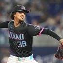El lanzador abridor de los Marlins de Miami, Eury Pérez, hace un envío durante la cuarta entrada de un partido de béisbol contra los Bravos de Atlanta, el 25 de septiembre de 2026, en Miami. (Foto AP/Lynne Sladky)