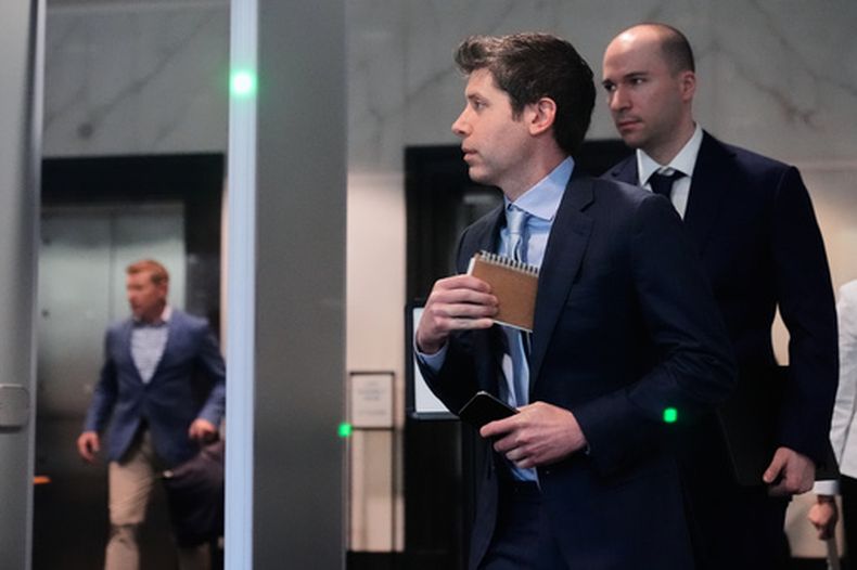 Sam Altman (cent) y el presidente de OpenAI Greg Brockman (der) en el tribunal en Oakland, California, el 30 de abril del 2026. (AP foto/Godofredo A. Vásquez)