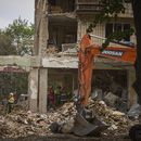 Efectivos del Servicio de Emergencias de Ucrania trabajan en un edificio residencial de varias plantas alcanzado por un misil ruso, en Kiev, Ucrania, el 18 de junio de 2025. (AP Foto/Efrem Lukatsky)