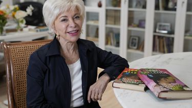 ARCHIVO - La autora Isabel Allende posa en su estudio de escritura en Sausalito, California, el 12 de abril de 2023. (Foto AP/Eric Risberg, archivo)