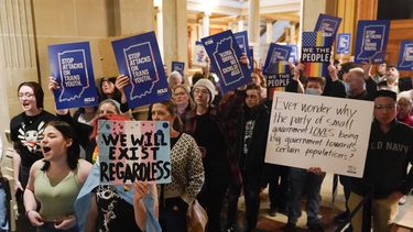 ARCHIVOS - Manifestantes protestan frente al Senado en el legislativo de Indiana, 22 de febrero de 2023, en Indianapolis. La Campaña por los Derechos Humanos declaró un estado de emergencia para la gente LGBTQ+ en Estados Unidos, martes 6 de junio de 2023. (AP Foto/Darron Cummings, File)