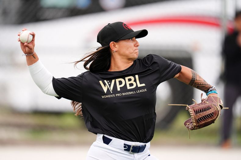 ARCHIVO - Kelsie Whitmore lanza durante una práctica de la Liga Profesional Femenina de Béisbol, el 18 de marzo de 2026, en Fort Myers, Florida. (AP Foto/Rebecca Blackwell)