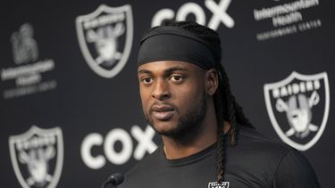 ARCHIVO - Davante Adams, wide receiver de los Raiders de Las Vegas, habla durante una conferencia de prensa en las instalaciones de entrenamiento del equipo, el jueves 25 de mayo de 2023, en Henderson, Nevada. Los fiscales desestimaron el cargo de agresión menor en contra de Adams después de que empujó u derribó a un fotógrafo mientras salía del campo tras una derrota en Kansas City. (AP Foto/John Locher, Archivo)