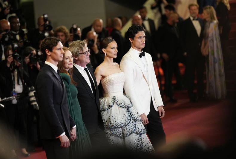 Cory Michael Smith, de izquierda a derecha, Julianne Moore, el director Todd Haynes, Natalie Portman y Charles Melton posan para los fotógrafos a su llegada al estreno de la película May December en la 76a edición del festival internacional de cine de Cannes, en el sur de Francia, el sábado 20 de mayo de 2023. (Foto Scott Garfitt/Invision/AP)