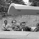 ARCHIVO - El presidente Ronald Reagan es empujado hacia su limusina por agentes del Servicio Secreto tras ser baleado el 30 de marzo de 1981, afuera de un hotel de Washington. (AP Foto/Ron Edmonds, archivo)