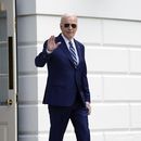 El presidente Joe Biden saluda al salir de la Casa Blanca en Washington, el jueves 25 de abril de 2024, antes de viajar a Nueva York. (AP Foto/Susan Walsh)