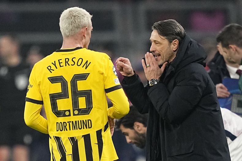 El técnico del Borussia Dortmund Nico Kovac le da instrucciones a Julian Ryerson en el encuentro de octavos de final de la Liga de Campeones ante el Lille el martes 4 de marzo del 2025. (AP Foto/Martin Meissner)