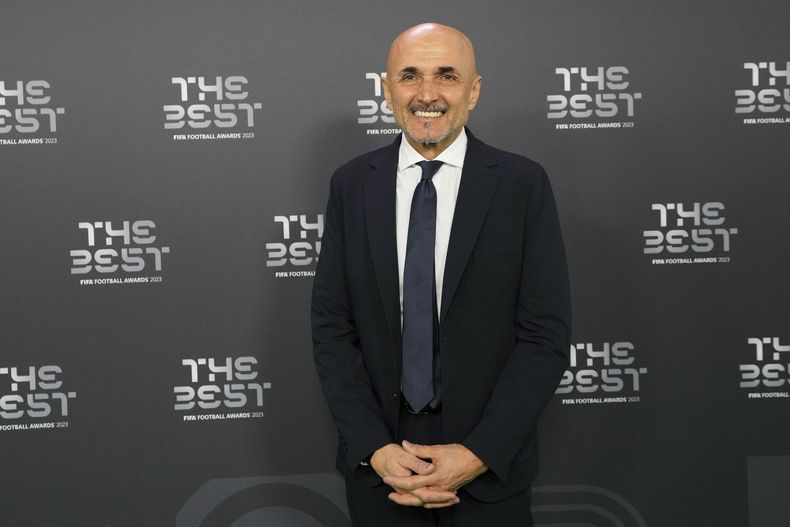 Em foto del el lunes 15 de enero del 2024, el actual seleccionador de Italia y extécnico del Napoli Luciano Spalletti llega a los premios de la FIFA 2023 en Eventim Apollo Londres. El viernes 2 de febrero del 2024, Italia tendrá dos duelos amistosos en marzo en Estados Unidos ante Venezuela y Ecuador. (AP Foto/Kirsty Wigglesworth)