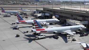 Aviones de American Airlines en el Aeropuerto Internacional Phoenix Sky Harbor el 19 de julio del 2024. . (AP foto/Ross D. Franklin)