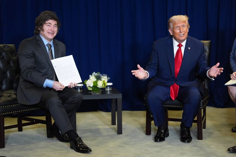El presidente Donald Trump se reúne con el presidente argentino Javier Milei durante la Asamblea General de las Naciones Unidas, el martes 23 de septiembre de 2025, en Nueva York. (AP Foto/Evan Vucci)