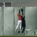 El jardinero central de los Diamondbacks de Arizona Alek Thomas atrapa un flyout de Wilmer Flores, de los Gigantes de San Francisco, en el primero inning del juego de la MLB que enfrentó a ambos equipos, el 31 de julio de 2023, en San Francisco. (AP Foto/Godofredo A. Vásquez)