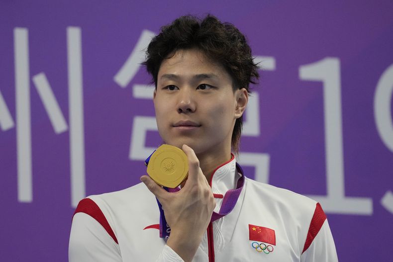 ARCHIVO - En foto del 29 de septiembre del 2023, el nadador chino Qin Haiuang celebra su medalla de oro en los 50 metros pecho en los Juegos Asiáticos. El jueves 4 de julio del 2024, EEUU investiga el caso de dopaje de nadadores chinos. (AP Foto/Aaron Favila, Archivo)