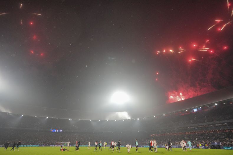 La pirotecnia estalla en el Estadio De Kuip después del partido de la Liga de Campeones entre Feyenoord y Bayern Múnich en Rotterdam, el miércoles 22 de enero de 2025 (AP Foto/Peter Dejong)