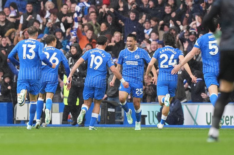 Diego Gómez celebra con sus compañeros del Brighton tras anotar un gol en el encuentro ante Crystal Palace en la Liga Premier, el domingo 18 de octubre de 2026. (Gareth Fuller/PA vía AP)