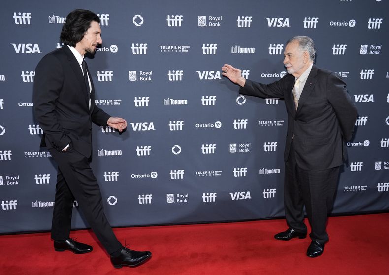 Francis Ford Coppola, derecha, escritor y director de Megalopolis, saluda al miembro del elenco Adam Driver en el estreno norteamericano de la película en el Roy Thomson Hall durante el Festival Internacional de Cine de Toronto, el lunes 9 de septiembre de 2024, en Toronto. (Foto AP/Chris Pizzello)