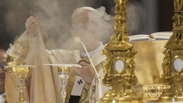 El papa León XIV da la misa en la Basílica de San Juan de Letrán y toma posesión de la Cátedra Romana, formalizando su papel como obispo de Roma, en Roma, el domingo 25 de mayo de 2025. (AP Foto/Gregorio Borgia)