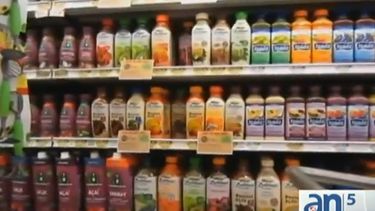 americateve | En las últimas semanas nuestros bolsillos han agradecido a una caída gradual y significativa del precio de la gasolina.  Sin embargo  los precios de la leche, la carne y otros productos alimenticios se mantienen igual a pesar de que una de las razones par