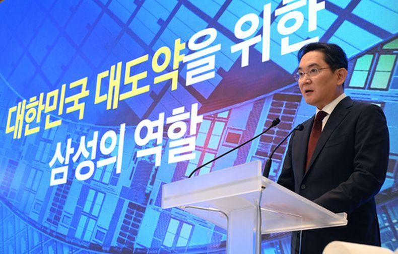 El presidente de Samsung Electronics, Lee Jae-yong, asiste a un anuncio junto al presidente surcoreano Lee Jae-myung y el presidente de SK Group, Chey Tae-won, en la oficina presidencial de la Casa Azul en Seúl, Corea del Sur, el lunes 29 de junio de 2026. (Kim Min-Hee/Foto de grupo de prensa vía AP)