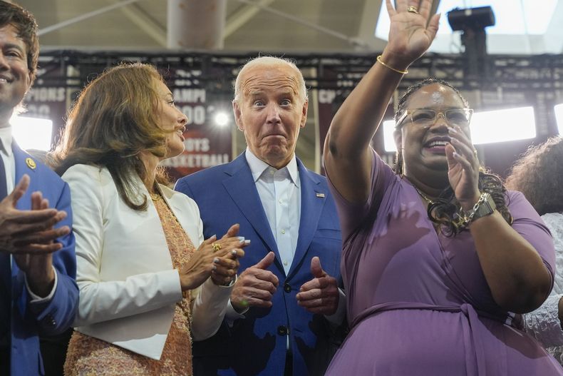 El presidente Joe Biden hace un gesto junto a simpatizantes tras hablar en la secundaria Renaissance, el viernes 12 de julio de 2024, durante un evento de campaña en Detroit. (AP Foto/Jacquelyn Martin)