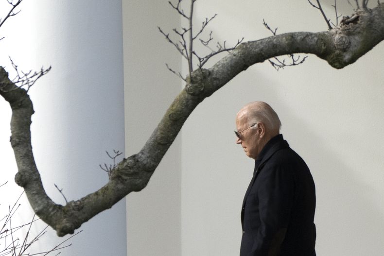 ARCHIVO - El presidente Joe Biden camina afuera de la Casa Blanca para abordar el Marine One en Washington, el 12 de enero de 2024. (AP Foto/Mark Schiefelbein, Archivo)