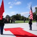 Elementos del Ejército toman sus lugares antes de que el presidente Donald Trump y la primera dama Melania Trump reciban al presidente chino Xi Jinping y su esposa Peng Liyuan el el Pórtico Sur de la Casa Blanca, el jueves 24 de septiembre de 2026, en Washington. (AP Foto/Jacquelyn Martin)