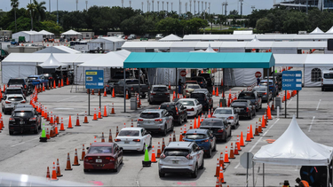 se registran largas filas en los centros de prueba del covid-19