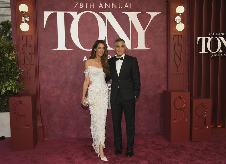 Amal Clooney, a la izquierda, y George Clooney llegan a la 78.ª edición de los Premios Tony el domingo 8 de junio de 2025, en el Radio City Music Hall de Nueva York. (Foto Evan Agostini/Invision/AP)