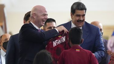 Presidente de FIFA visita Venezuela, se reúne con Maduro