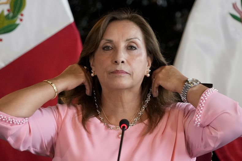 ARCHIVO - La presidenta peruana Dina Boluarte muestra su joyería en una conferencia de prensa en el Palacio de Gobierno, el 5 de abril de 2024, en Lima, Perú. (AP Foto/Martín Mejía, archivo)