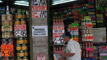 americateve | El presidente venezolano Nicolás Maduro anunció este lunes un aumento al salario mínimo de 15%, el tercero del año y que busca enfrentar la inflación superior a 60% a tasa anual, una de las mayores en el mundo, que registra la nación sudamericana