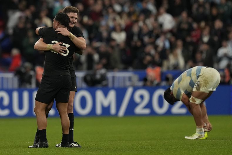 Jordie Barrett (izquierda) y Anton Lienert-Brown, de Nueva Zelanda, se abrazan luego de derrotar a Argentina en las semifinales del Mundial de rugby, el viernes 20 de octubre de 2023, en Saint-Denis, Francia (AP Foto/Thibault Camus)