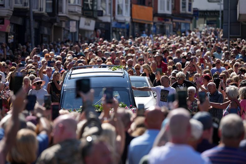 El funeral de Bonnie Tyler en Mumbles, Gales, el 15 de agosto del 2026. (AP foto/Alastair Grant)
