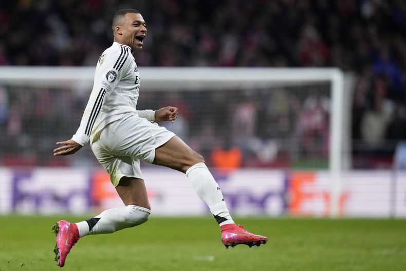 Kylian Mbappé del Real Madrid celebra al final de la victoria por penales ante el Atlético de Madrid en los octavos de final de la Liga de Campeones, el miércoles 12 de marzo de 2025, en Madrid. (AP Foto/Manu Fernández)