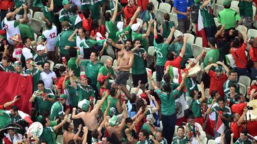 americateve | Hinchas de M&eacute;xico festejan en el estadio de Fortaleza durante un partido contra Brasil en el Mundial el martes, 17 de junio de 2014. (AP Photo/Francois Xavier Marit, pool)
