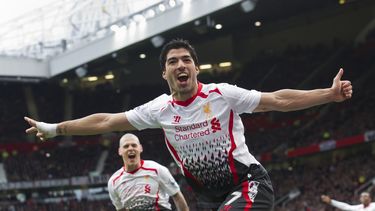 americateve | Luis Su&aacute;rez festeja un gol contra Manchester United el 16 de marzo del 2014. El delantero del Liverpool fue elegido el mejor jugador del a&ntilde;o en la Liga Premier tanto por sus colegas como por los cronistas de f&uacute;tbol de Inglaterra. (AP
