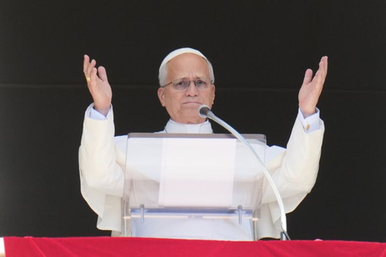 El papa León XIV pronuncia la oración del Ángelus al mediodía en la Plaza de San Pedro, en el Vaticano, el 20 de septiembre de 2026. (Foto AP/Gregorio Borgia)