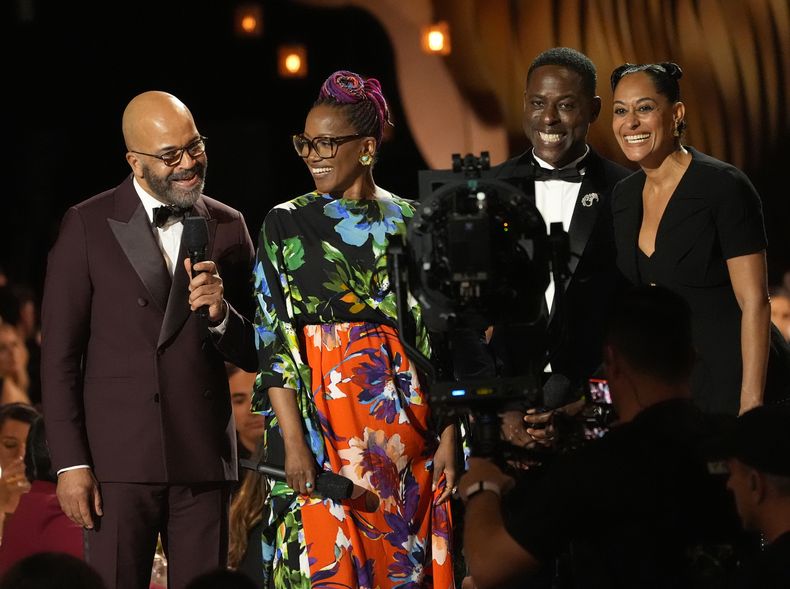 Jeffrey Wright, de izquierda a derecha, Erika Alexander, Sterling K. Brown, y Tracee Ellis Ross presentan un segmento de American Fiction en la 30a entrega anual de los Premios del Sindicato de Actores de la Pantalla el 24 de febrero de 2024, en el Shrine Auditorium en Los Angeles. (Foto AP Photo/Chris Pizzello)