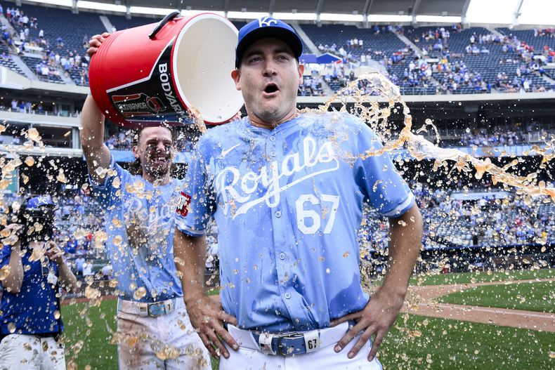 El abridor de los Reales de Kansas City Seth Lugo es bañado con agua fría tras lanzar su primer juego completo ante los Medias Blancas de Chicago el domingo 21 de julio del 2024. (AP Foto/Reed Hoffmann)