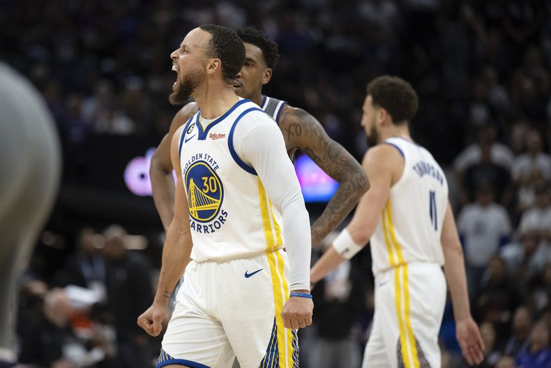 Stephen Curry, de los Warriors de Golden State, festeja luego de encestar ante los Kings de Sacramento, el miércoles 26 de abril de 2023 (AP Foto/José Luis Villegas)