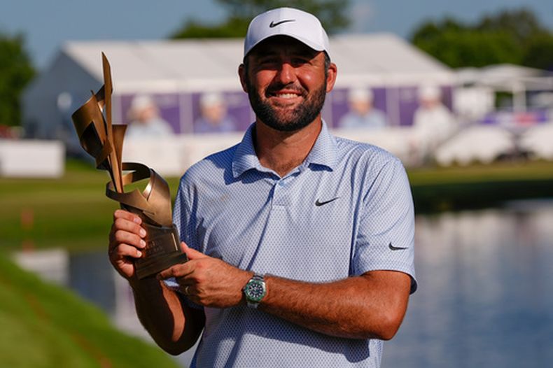 Scottie Scheffler sostiene el trofeo del St. Jude Championship tras la ronda final, el domingo 16 de agosto de 2026 en Memphis, Tennessee (AP Foto/George Walker IV)