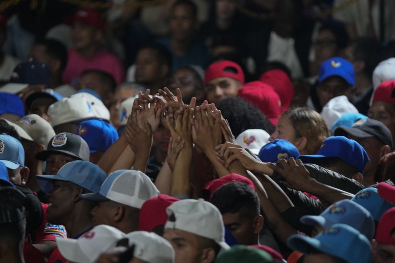 Los partidarios del presidente Nicolás Maduro se unen a la espera de los resultados de las elecciones presidenciales después del cierre de las urnas en Caracas, Venezuela, el domingo 28 de julio de 2024. (AP Foto/Fernando Vergara)
