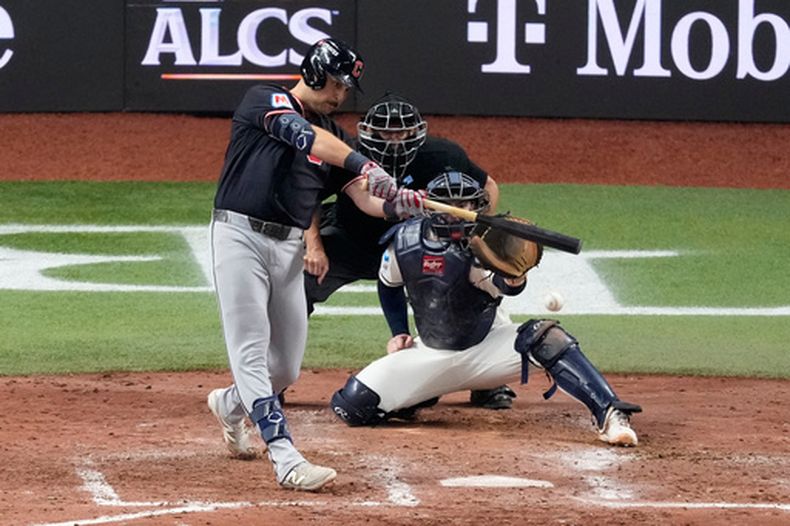 Nathaniel Lowe de los Guardianes de Cleveland batea un sencillo remolcador en la sexta entrada en el juego 6 de la Serie de Campeonato de la Liga Americana ante los Rays de Tampa Bay el lunes 19 de octubre del 2026. (AP Foto/Chris OMeara)