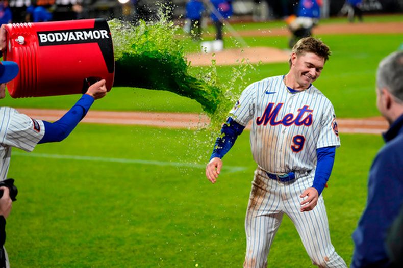 A.J. Ewing, jardinero central de los Mets de Nueva York, es empapado con bebida energizante tras una victoria sobre los Tigres de Detroit, el martes 12 de mayo de 2026 (AP Foto/Yuki Iwamura)