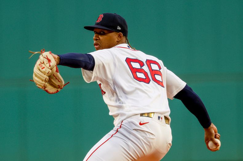 El pitcher de los Medias Rojas de Boston Brayan Bello lanza en la primera entrada del segundo encuentro de la doble cartelera ante los Cachorros de Chicago el domingo 25 de septiembre del 2026. (AP Foto/Greg M. Cooper)